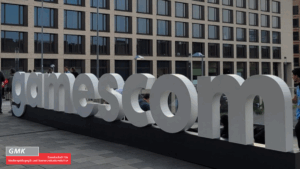 gamescom-Buchstaben vor Messegebäude