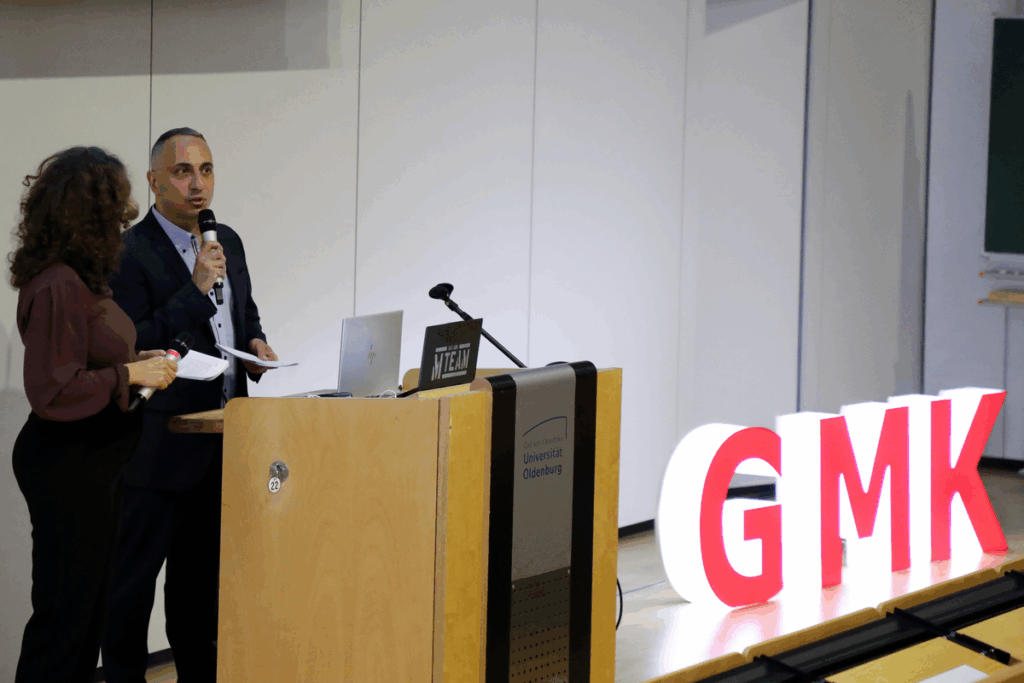 42. Forum Kommunikationskultur 2025 "Don’t Panic! Medienbildung für Mut und Resilienz in einer Welt im Umbruch" vom 14. bis 16. November in Oldenburg