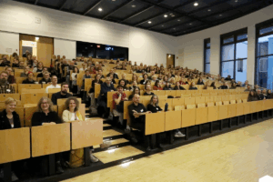 42. Forum Kommunikationskultur 2025 "Don’t Panic! Medienbildung für Mut und Resilienz in einer Welt im Umbruch" vom 14. bis 16. November in Oldenburg