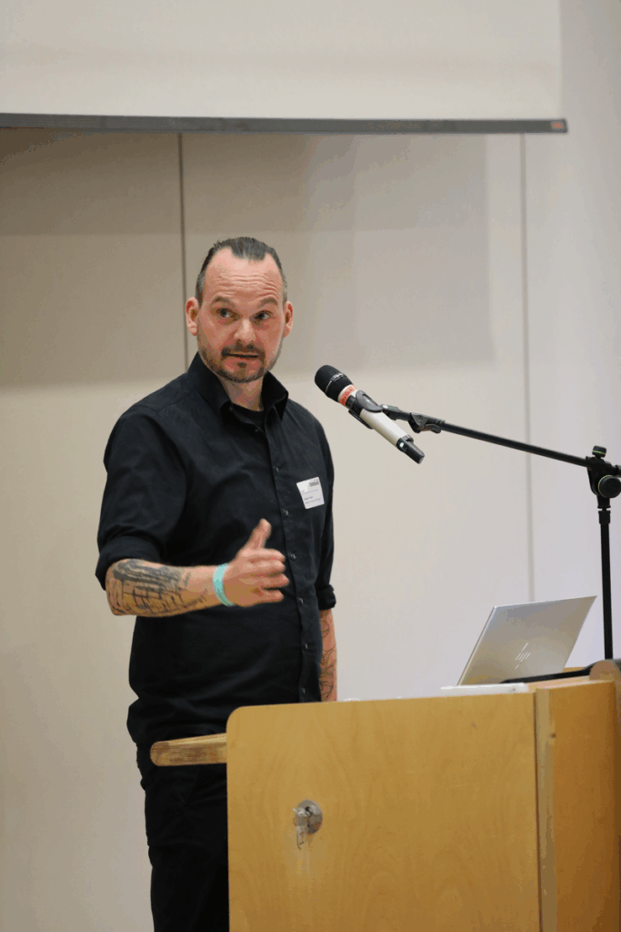 42. Forum Kommunikationskultur 2025 "Don’t Panic! Medienbildung für Mut und Resilienz in einer Welt im Umbruch" vom 14. bis 16. November in Oldenburg