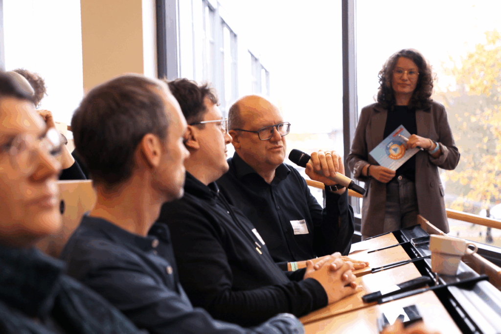 42. Forum Kommunikationskultur 2025 "Don’t Panic! Medienbildung für Mut und Resilienz in einer Welt im Umbruch" vom 14. bis 16. November in Oldenburg