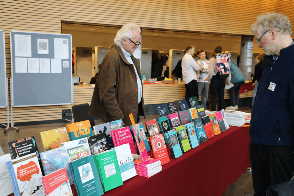 42. Forum Kommunikationskultur 2025 "Don’t Panic! Medienbildung für Mut und Resilienz in einer Welt im Umbruch" vom 14. bis 16. November in Oldenburg