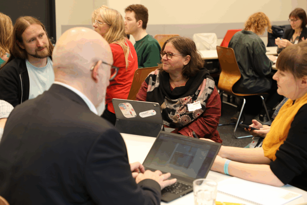 42. Forum Kommunikationskultur 2025 "Don’t Panic! Medienbildung für Mut und Resilienz in einer Welt im Umbruch" vom 14. bis 16. November in Oldenburg