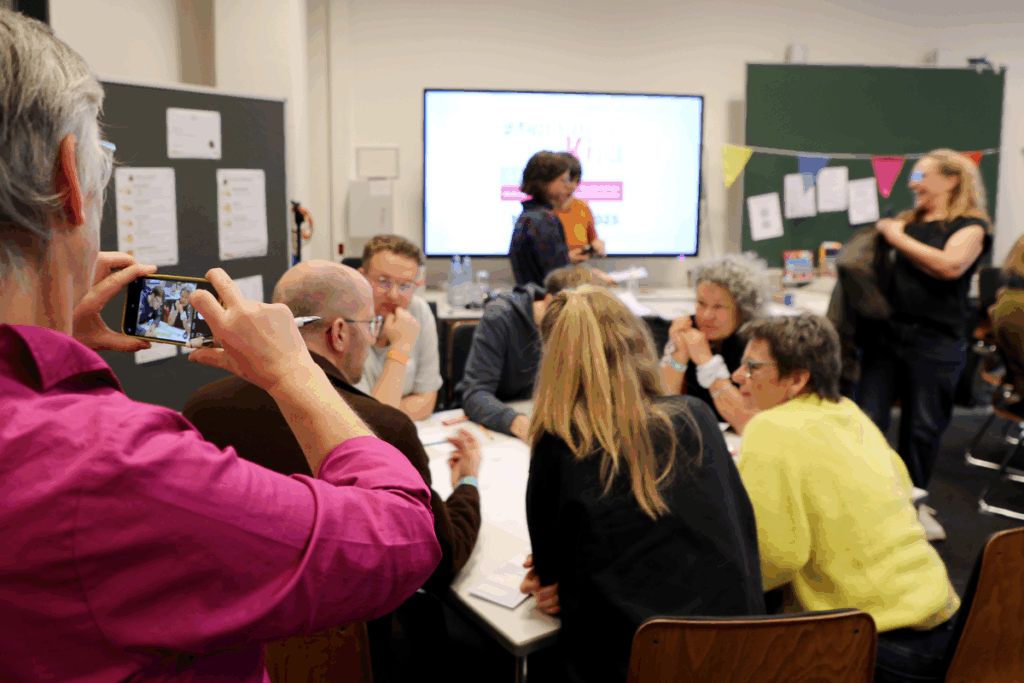 42. Forum Kommunikationskultur 2025 "Don’t Panic! Medienbildung für Mut und Resilienz in einer Welt im Umbruch" vom 14. bis 16. November in Oldenburg
