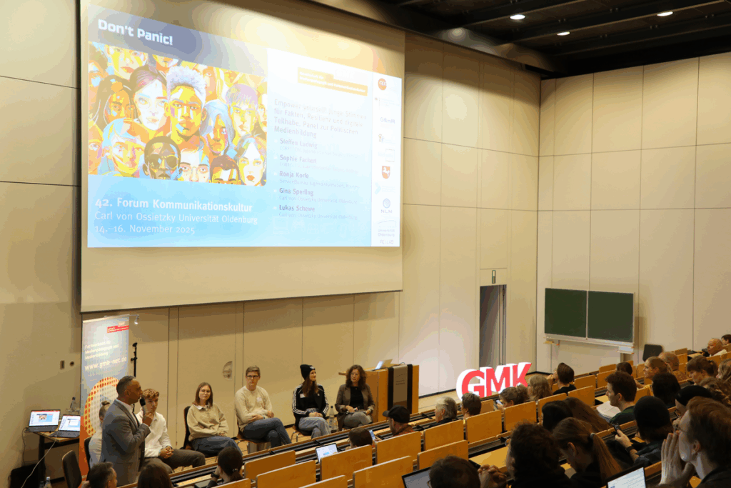42. Forum Kommunikationskultur 2025 "Don’t Panic! Medienbildung für Mut und Resilienz in einer Welt im Umbruch" vom 14. bis 16. November in Oldenburg