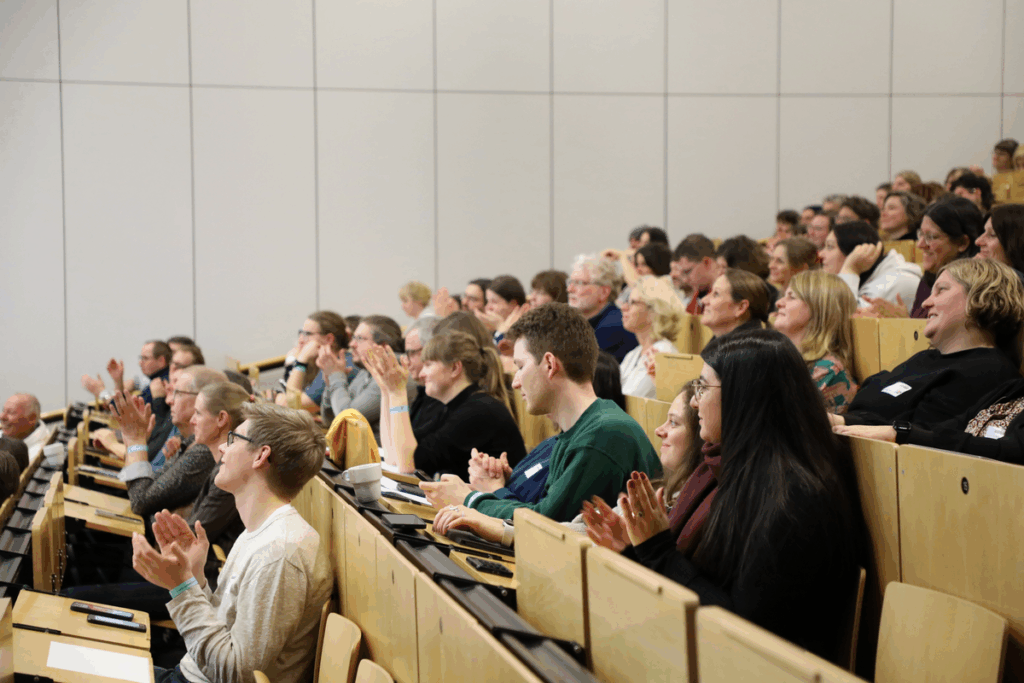 42. Forum Kommunikationskultur 2025 "Don’t Panic! Medienbildung für Mut und Resilienz in einer Welt im Umbruch" vom 14. bis 16. November in Oldenburg