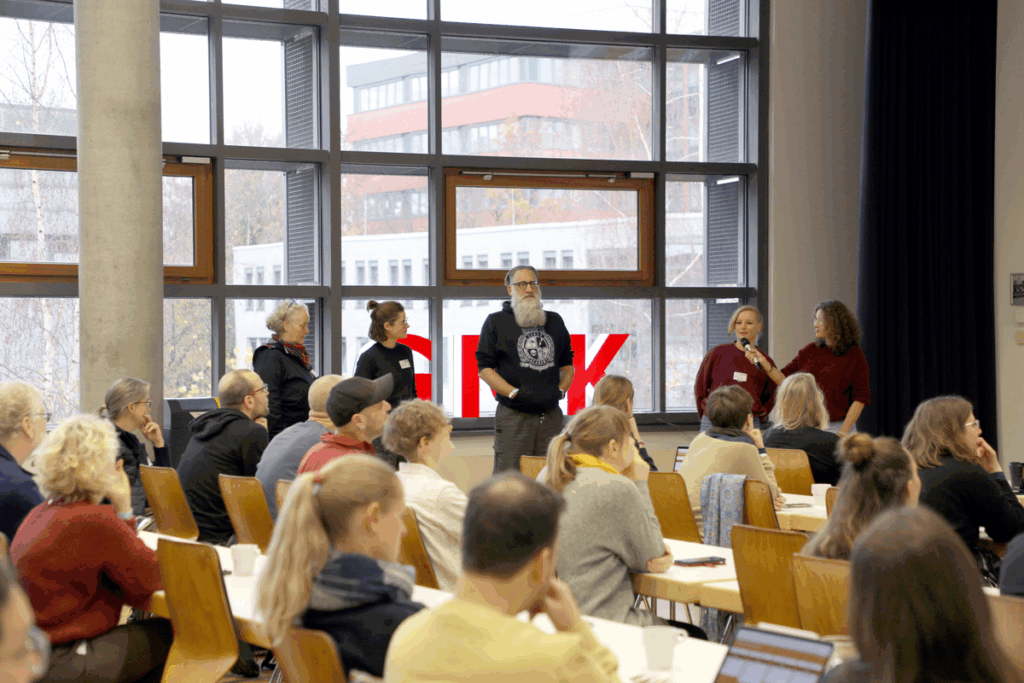 42. Forum Kommunikationskultur 2025 "Don’t Panic! Medienbildung für Mut und Resilienz in einer Welt im Umbruch" vom 14. bis 16. November in Oldenburg