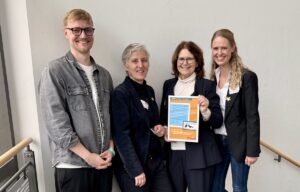 Foto (v.l.n.r.): Dr. Lukas Dehmel, Sabine Eder, Prof. Dr. Dorothee M. Meister, Dr. Friederike von Gross