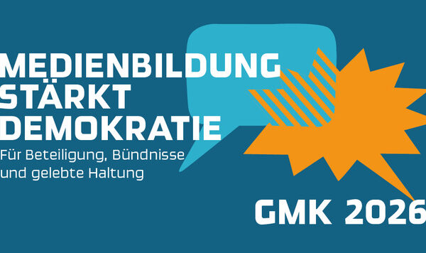 Keyvisual 43. Forum Kommunikationskultur "Medienbildung stärkt Demokratie": blaue Sprechblase und orange gezackte Sprechblase