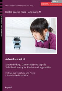Kind aus Japan hat konzentriert die Augen auf den Bildschirm seines kleinen KI-Tutors gerichtet.