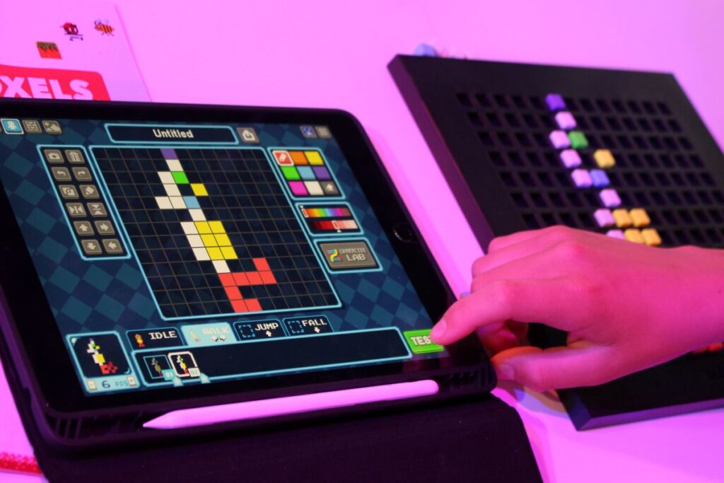 Eine Person probiert die Bloxel-App auf einem Tablet aus