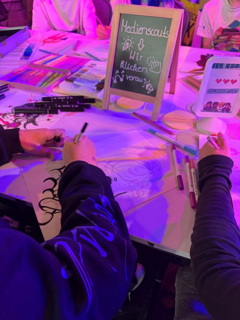 Mehrere Personen sind in Ausschnitten beim Malen von Spielecharakteren zu sehen