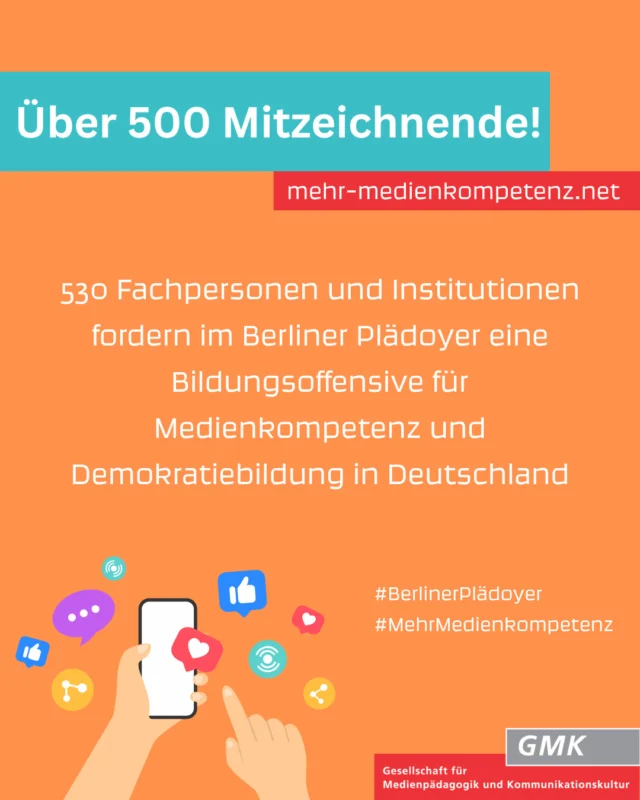 Über 500 Fachpersonen fordern eine Bildungsoffensive für Medienkompetenz und Demokratiebildung

Die Gesellschaft für Medienpädagogik und Kommunikationskultur (GMK) fordert mit ihrem #BerlinerPlädoyer eine nationale #Bildungsoffensive zur #Stärkung von #Medienkompetenz und #Demokratiebildung als wichtige Voraussetzung zur Bewahrung unserer demokratischen Werte und Institutionen. Insgesamt haben 530 Einzelpersonen und Institutionen aus der medienpädagogischen Forschung und Praxis sowie der politischen Bildung das Plädoyer unterzeichnet und damit ein deutliches Signal für eine umfassende und nachhaltige Förderung von Medienkompetenz und Demokratiebildung gesetzt.

Das im Dezember 2024 initiierte Plädoyer ruft politische Akteur*innen auf kommunaler, Landes- und Bundesebene, die Kultusministerkonferenz (KMK), die politische Verwaltung, Wirtschaft, Verlage, Medien, Landesmedienanstalten, Gewerkschaften, Stiftungen und weitere zivilgesellschaftliche Akteure dazu auf, ihrer #Verantwortung gerecht zu werden und sich aktiv für die Förderung von Medienkompetenz und Demokratiebildung einzusetzen. 
Die breite Unterstützung des Plädoyers durch eine Vielzahl fachlich versierter Akteure unterstreicht die hohe #Relevanz und #Dringlichkeit dieser Forderungen. 

Weitere Informationen auf der Website des Plädoyers der GMK mehr-medienkompetenz.gmk-net.de.